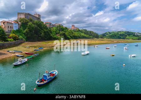 Schloss San Vicente de la Barquera und Fluss Brazo Mayor Kantabria Spanien mit Booten Stockfoto