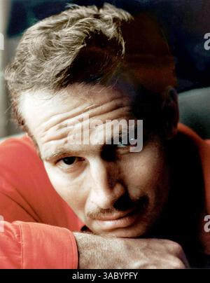 DATEI: Datum Unkown. CHARLTON HESTON (* 4. Oktober 1924 C April 2008) war ein US-amerikanischer Schauspieler (1959 für Ben-Hur). Heston, geboren als John Charles Carter in Evanston, Illinois. Heston war englischer und schottischer Abstammung und Mitglied des Fraser-Clans. Heston besuchte das berühmte New Trier Gymnasium. 1944 meldete er sich bei der US Air Force an, während er an einem Theaterstipendium der Northwestern University teilnahm und heiratete seine College-Freundin und Lebensgefährtin Lydia Marie Clarke. Heston hatte seinen großen Durchbruch in Cecil B. DeMille's The Greatest Show on Earth (1952). Hestons schlanke, aber muskuläre Körperform pl Stockfoto