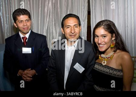 14. April 2008 - San Francisco, Kalifornien, USA - die ecuadorianischen Rechtsaktivisten PABLO FAJARDO MENDOZA und LUIS YANZA, die Region Süd- und Mittelamerika mit dem Goldman Environmental Prize 2008 ausgezeichnet wurden, mit der amerikanischen Schauspielerin und Sängerin QORIANKA WAIRA QOIANA KILCHER, die vor allem für ihre Rolle als Pocahontas im Film die neue Welt von 2005 bekannt war. KILCHERs Vater ist ein peruanischer Künstler aus Quechua und Huachipaeri. KILCHER hat sich aktiv für die Rechte von Frauen, indigenen Völkern und gegen die Kontamination des Amazonasbeckens durch die Erdölindustrie eingesetzt. In Stockfoto