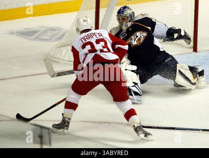 April 2008 - Nashville, Tennessee, USA - NHL Eishockey: Detroit Red Wings KRIS DRAPER bringt diesen Schuss von Nashville Predators Torie DAN ELLIS mit 1-0 Wings Vorsprung in Spiel 3 der NHL Stanley Cup Playoffs 1st Rd Serie in Nashville, TN am Montag, 14. April 2008. (Kreditbild: Stockfoto