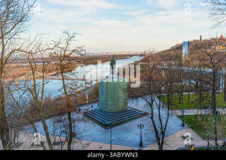 Kiew, Ukraine - 28. März 2025: Panoramablick auf Kiew vom Wladimir-Hügel, mit Blick auf den Fluss Dnieper, historische Denkmäler und üppiges Grün darunter Stockfoto
