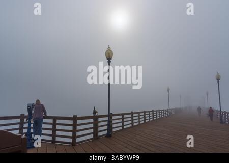 Oceanside, Kalifornien - 3. Januar 2025: Weitwinkelblick auf den Oceanside Municipal Pier im Nebel, der Fischer und Besucher bei einer Woche begeistert Stockfoto