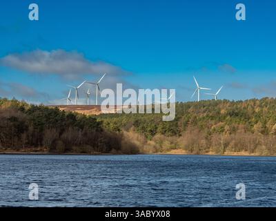 Ogden Wasser an einem sonnigen Wintertag mit blauem Himmel und Windrädern von der nahe gelegenen Windfarm Ovenden Moor, die am Horizont sichtbar ist. West Yorks, Großbritannien Stockfoto