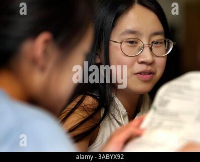 (Veröffentlicht am 19.03.2004, NI-6, UTS1795965) SLmtcarmel219461x001/März 8---rechts Mt. Die Carmel High School-Schülerin Eileen Xie hat eine perfekte Punktzahl für den ACT erhalten, einen College-Zulassungstest. Sie ist eine von vier Schülern in Kalifornien, die dies im Schuljahr 2003-2004 geschafft haben. Sie übte für die Academic League mit der Schülerin Janet Hwu (cq) links. Foto/Scott Linnett Stockfoto