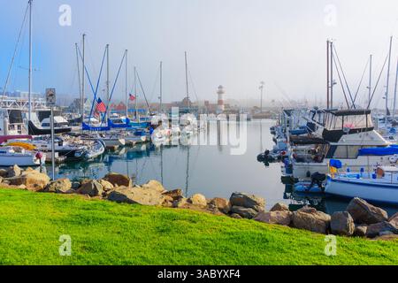 Oceanside, Kalifornien - 3. Januar 2025: Ruhige Marina-Szene in Oceanside, Kalifornien, mit Segelbooten und einem Leuchtturm unter nebeligen Bedingungen, Stockfoto