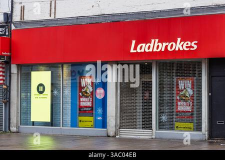 Ladbrokes-Ladbrokes in Großbritannien mit Wetten- und Gaming-Werbeaktionen. London, Großbritannien, 25. Dezember 2023 Stockfoto