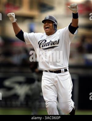 (Veröffentlicht 05.05.2005, D-1) NC PADRES 237287x001 ............ 4. Mai 2005, San Diego ......... Padres Backup-Catcher #20 Miguel Ojeda rennt auf das Team-Dugout zu, nachdem er im 12. Inning das Spiel gegen die Colorado Rockies gewonnen hat. UNION-TRIBUNE NELVIN CEPEDA Stockfoto