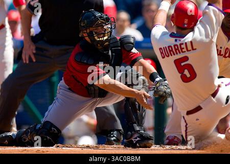 17. April 2008 - Philadelphia, Pennsylvania, USA - Houston Astros' Fänger humberto quintero #55 versucht, das Etikett auf Philadelphia Phillies’ linken Feldspieler PAT BURRELL #5 während eines Spiels gegen die Philadelphia Phillies im Citizens Bank Park in Philadelphia, Pennsylvania, anzuwenden. Phillies kümmerte sich um die Astros und gewann mit 10:2. (Bild: © Chris Szagola/Cal Sport Media/ZUMA Press) Stockfoto