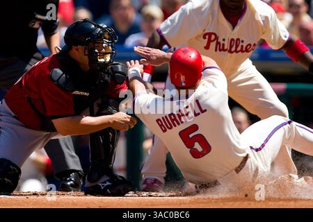 17. April 2008 - Philadelphia, Pennsylvania, USA - Houston Astros' Fänger HUMBERTO QUINTERO #55 versucht, das Etikett auf Philadelphia Phillies’ linken Feldspieler PAT BURRELL #5 während eines Spiels gegen die Philadelphia Phillies im Citizens Bank Park in Philadelphia, Pennsylvania, anzuwenden. Phillies kümmerte sich um die Astros und gewann mit 10:2. (Bild: © Chris Szagola/Cal Sport Media/ZUMA Press) Stockfoto