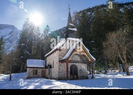 Schneebedeckte Steinkapelle und Mountain Peak am Praies Lake im Winter Stockfoto
