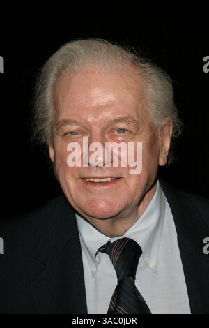 Januar 2005; Palm Springs, CA, USA; Schauspieler CHARLES DURNING beim 16. jährlichen Palm Springs Film Festival im Plam Spring Convention Center. Stockfoto