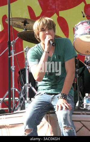 August 2005; Los Angeles, CA, USA; Sänger JESSE McCartney aus dem Coliseum in Los Angeles, moderiert von Twister Moves. Stockfoto