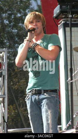 August 2005; Los Angeles, CA, USA; Sänger JESSE McCartney aus dem Coliseum in Los Angeles, moderiert von Twister Moves. Stockfoto