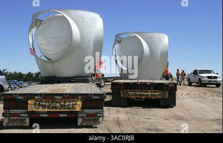 (Veröffentlicht am 29.08.2005, B-4:1,3) 08-25-05 große Naben werden zu ihren Baustellen transportiert, wo drei Rotorblätter mit jeweils mehr als 42 Metern Länge zum Rotor zusammengebaut werden. 25 Windturbinen werden sich über dem Horizont von Campo erheben, die jeweils über 300 Meter hoch sind. David Brooks / Union Tribune Stockfoto
