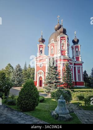 Blick von Curchi Kloster im Freien. Kirche im christlich-orthodoxen Stil, traditionell für die Kultur Osteuropas, in Orhei, Moldau. Schöner Garten mit Stockfoto