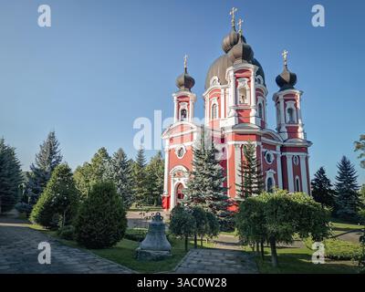 Blick von Curchi Kloster im Freien. Kirche im christlich-orthodoxen Stil, traditionell für die Kultur Osteuropas, in Orhei, Moldau. Schöner Garten mit Stockfoto