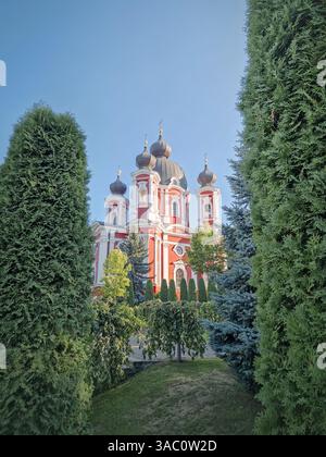 Blick von Curchi Kloster im Freien. Kirche im christlich-orthodoxen Stil, traditionell für die Kultur Osteuropas, in Orhei, Moldau. Schöner Garten mit Stockfoto