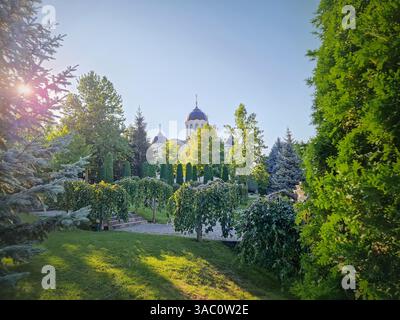 Blick von Curchi Kloster im Freien. Kirche im christlich-orthodoxen Stil, traditionell für die Kultur Osteuropas, in Orhei, Moldau. Schöner Garten mit Stockfoto