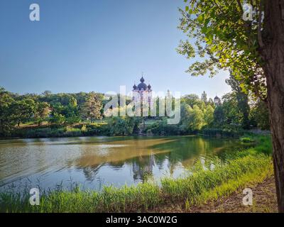Kloster Curchi mit Blick auf den See. Kirche im christlich-orthodoxen Stil, traditionell für die Kultur Osteuropas, in Orhei, Moldau. Be Stockfoto