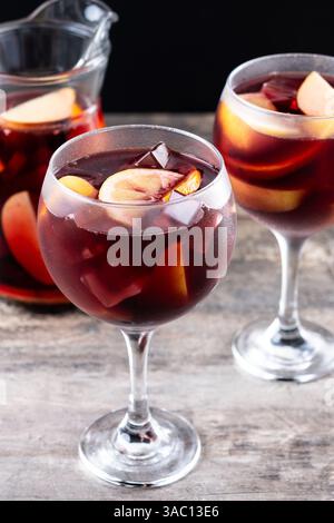 Erfrischende Sommer-Zitrusfrucht Sangria in Kristallglas auf Holztisch Stockfoto