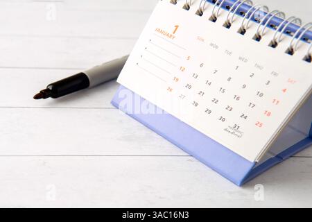 Ein Kalender mit dem Datum, das am 31. Eingekreist ist, mit dem Wort „Deadline!“ Darunter geschrieben. Termin, Erinnerung, dringendes Konzept. Kopierbereich für Text. Stockfoto