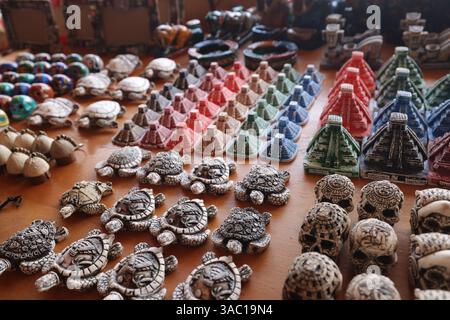 Ein majestätischer Blick auf die Ruinen der Maya-Ruinen von Chacchoben mit Touristen in der Nähe Stockfoto