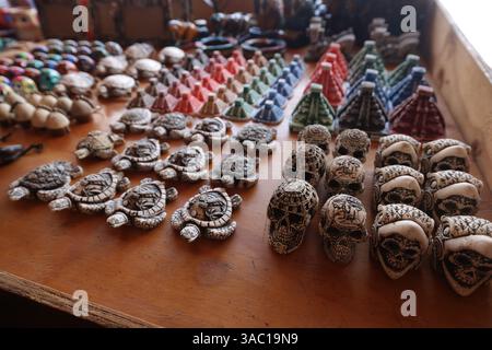 Ein majestätischer Blick auf die Ruinen der Maya-Ruinen von Chacchoben mit Touristen in der Nähe Stockfoto