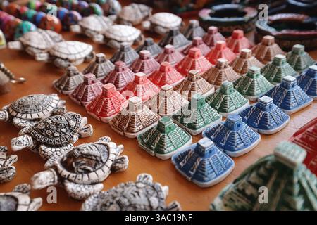 Ein majestätischer Blick auf die Ruinen der Maya-Ruinen von Chacchoben mit Touristen in der Nähe Stockfoto