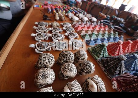 Ein majestätischer Blick auf die Ruinen der Maya-Ruinen von Chacchoben mit Touristen in der Nähe Stockfoto