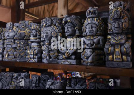 Ein majestätischer Blick auf die Ruinen der Maya-Ruinen von Chacchoben mit Touristen in der Nähe Stockfoto