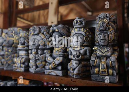 Ein majestätischer Blick auf die Ruinen der Maya-Ruinen von Chacchoben mit Touristen in der Nähe Stockfoto