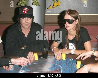 Oktober 2006; Los Angeles, CA, USA; BRANDON DAVIS und NICKY HILTON bei der Nicky Hilton Poker Tournament and Birthday Party, die im Treasure Island Hotel and Casino in Las Vegas stattfindet. Stockfoto
