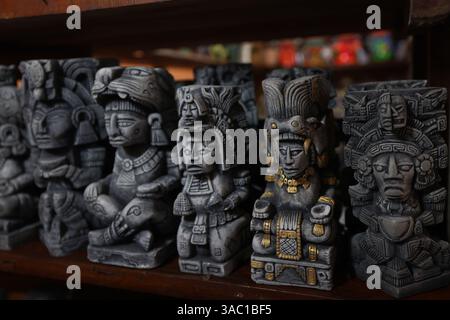 Ein majestätischer Blick auf die Ruinen der Maya-Ruinen von Chacchoben mit Touristen in der Nähe Stockfoto