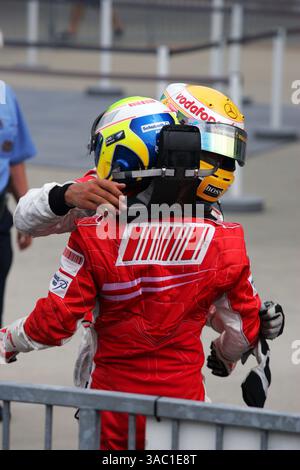 Rennsieger Lewis Hamilton (GBR) McLaren und Felipe Massa (BRA) Ferrari feiern im parc Ferme...Formel-1-Weltmeisterschaft, Rd 7, Grand Prix der Vereinigten Staaten, Rennen, Indianapolis, USA, Sonntag, 17. Juni 2007...DIGITALES BILD. (Kreditbild: ©Sutton Motorsports/ZUMA Press) EINSCHRÄNKUNGEN: NUR Nord- und Südamerika RECHTE! Stockfoto