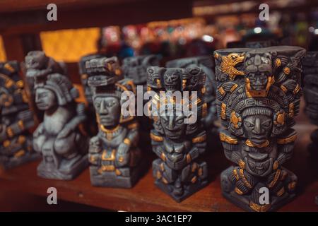 Ein majestätischer Blick auf die Ruinen der Maya-Ruinen von Chacchoben mit Touristen in der Nähe Stockfoto