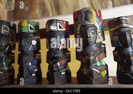 Ein majestätischer Blick auf die Ruinen der Maya-Ruinen von Chacchoben mit Touristen in der Nähe Stockfoto