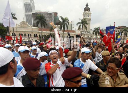 21. April 2008 – Kuala Lumpur, Malaysia – der malaysische Fackelträger Wang Ji reagiert während der malaysischen Etappe der Olympischen Fackelstaffel 2008 in Kuala Lumpur am 21. April 2008. Der Lauf mit dem Thema „Journey of Harmony“ in Malaysia ist Teil des 130-Tage-Staffels mit einer Strecke von 137.000km, der längsten Fackelrelais in der Geschichte der Olympischen Spiele. (Kreditbild: Stockfoto