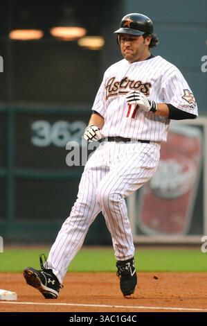 22. April 2008 - Houston, Texas, USA - Houston Astros' LANCE BERKMAN #17 hält an der dritten Basis, nachdem er einen Stand-Dup-Triple getroffen und im ersten Inniing eines Spiels gegen die San Diego Padres im Minute Maid Park in einem Lauf gefahren hat. (Bild: © Tom Mayes/Cal Sport Media/ZUMA Press) Stockfoto