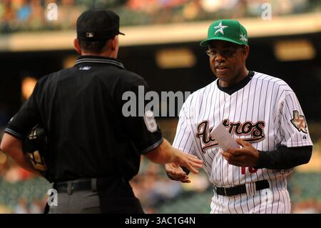 22. April 2008 - Houston, Texas, USA - Houston Astros-Manager CECIL COOPER (15) hat eine grüne Kappe, als er seine Startkarte an den Titelverteidiger Lance Barksdale übergibt, bevor er ein Spiel gegen die San Diego Padres im Minute Maid Park startet. Die Astros trugen grüne Kappen für das Spiel als Teil ihrer „Play Green Kampagne“, die mehrere Initiativen für den Astros und den Minute Maid Park im Jahr 2008 und darüber hinaus beinhaltete. (Bild: © Tom Mayes/Cal Sport Media/ZUMA Press) Stockfoto