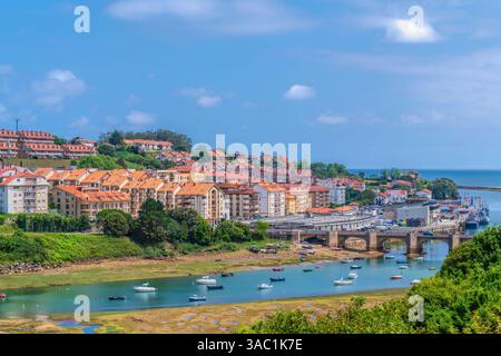 Blick auf die Stadt und den Fluss San Vicente de la Barquera Spanien Stockfoto