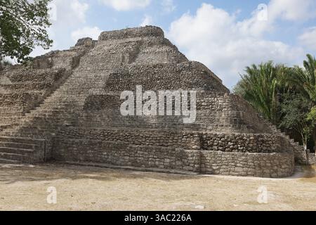 Ein majestätischer Blick auf die Ruinen der Maya-Ruinen von Chacchoben mit Touristen in der Nähe Stockfoto