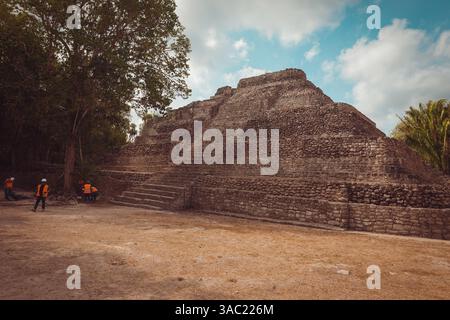 Ein majestätischer Blick auf die Ruinen der Maya-Ruinen von Chacchoben mit Touristen in der Nähe Stockfoto