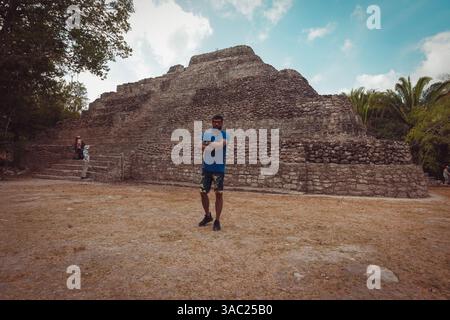 Ein majestätischer Blick auf die Ruinen der Maya-Ruinen von Chacchoben mit Touristen in der Nähe Stockfoto