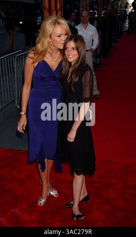 Mai 2007. New York City, Dina Lohan und Ali Lohan, Mutter und Schwester von Lindsay Lohan, kommen zur Premiere der Georgia Rule im Ziegfeld Theatre. (Kreditbild: © Sharkpixs/ZUMA Press) Stockfoto