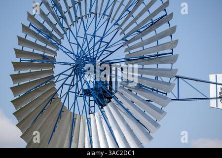 Windmühle aus nächster Nähe, rotierende Messer, alternative Windkraft, Bauernhof ländliche Lebensweise, Outback Australia Cloncurry Queensland Stockfoto