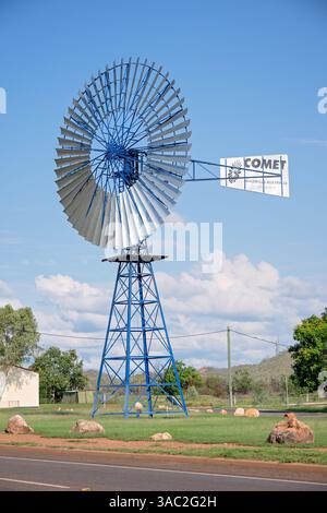 Windmühle aus nächster Nähe, rotierende Messer, alternative Windkraft, Bauernhof ländliche Lebensweise, Outback Australia Cloncurry Queensland Stockfoto