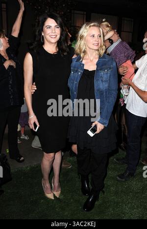 Lauren Graham und Monica Potter bei NBC's 'Parenthood' 100. Folge Kuchen-Zeremonie in den Universal Studios in Universal City, Kalifornien - 07. November 2014 Stockfoto