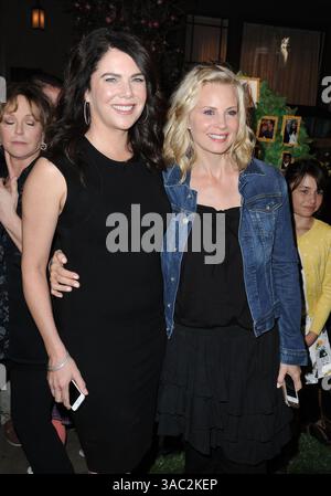 Lauren Graham und Monica Potter bei NBC's 'Parenthood' 100. Folge Kuchen-Zeremonie in den Universal Studios in Universal City, Kalifornien - 07. November 2014 Stockfoto