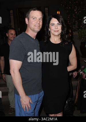 Peter Krause und Lauren Graham bei der 100. Episode der NBC-Zeremonie „Parenthood“ in den Universal Studios in Universal City, Kalifornien - 07. November 2014 Stockfoto