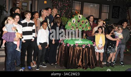 Teilnehmer bei der Zeremonie „Parenthood“ in der 100. Folge in den Universal Studios in Universal City, Kalifornien – 07. November 2014 Stockfoto